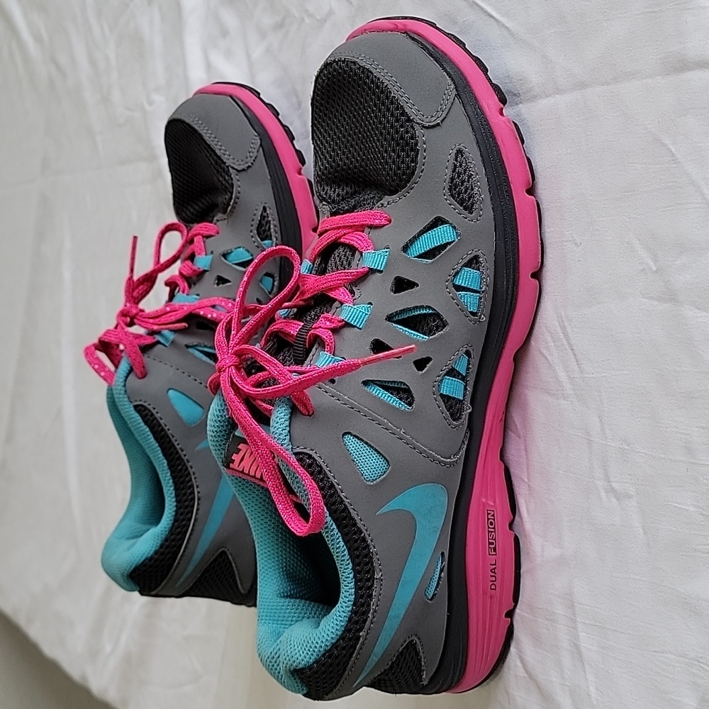 Nike Dual Fusion Run 2 Youth Size 7 Athletic Shoes Grey, Pink, Teal